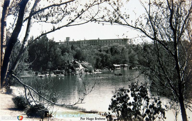 El castillo de Chapultepec y el Lago por el fotografo HUGO BREHME