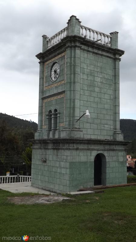 Torreón con reloj en el atrio de Ixtlán. Julio/2014