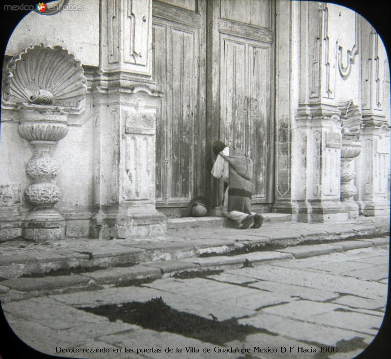 Devoto rezando en las puertas de la Villa de Guadalupe Mexico D F