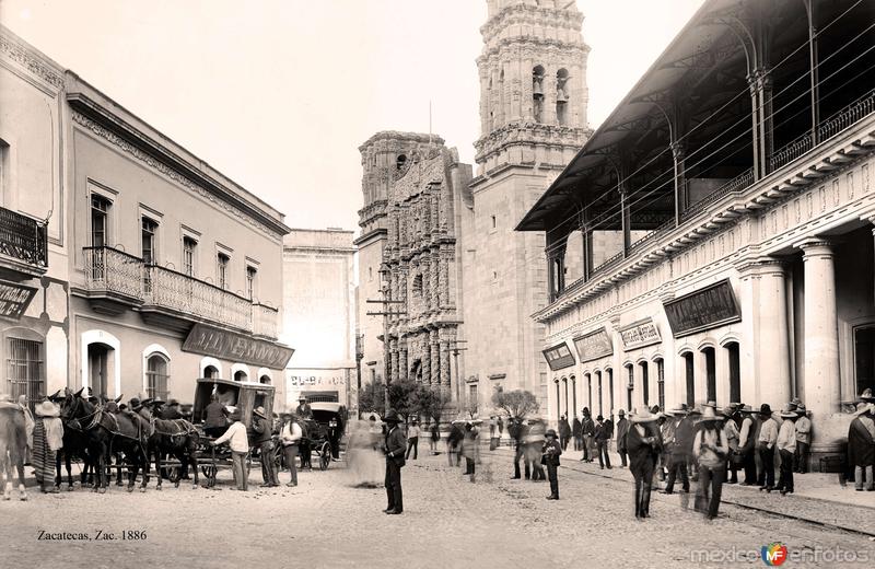 Zacatecas, calle principal y mercado, al fondo la Catedral