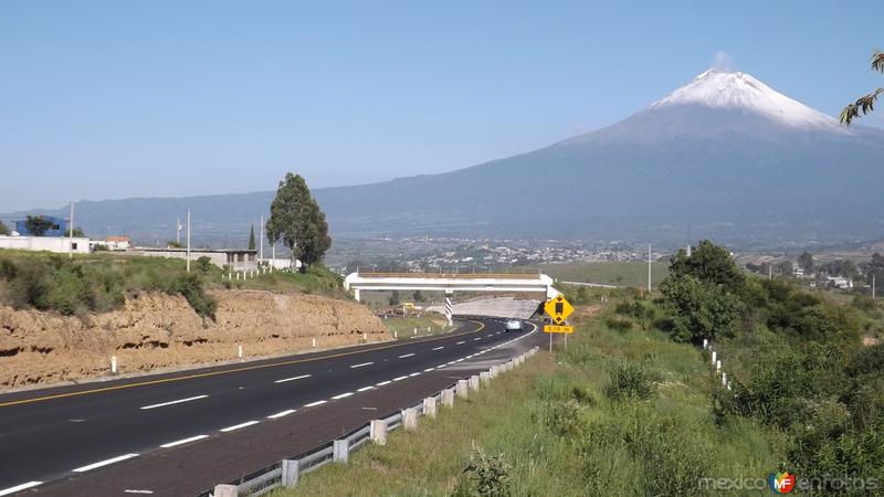 Autopista Puebla-Atlixco y volcán Popocatépetl. Julio/2014