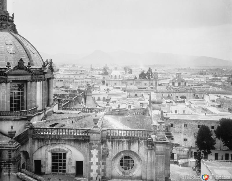 Vista hacia la Villa de Guadalupe desde la catedral (por William Henry Jackson, c. 1888)