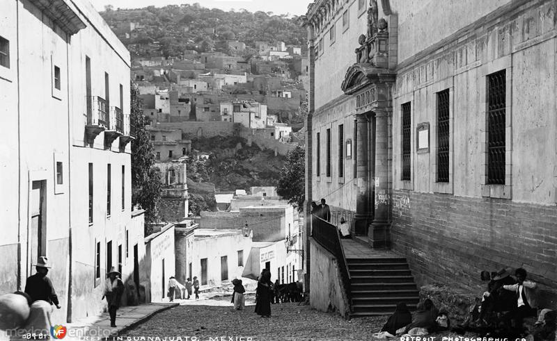 Calle Cuesta de Mendizábal y Alhóndiga de Granaditas (por William Henry Jackson, c. 1888)