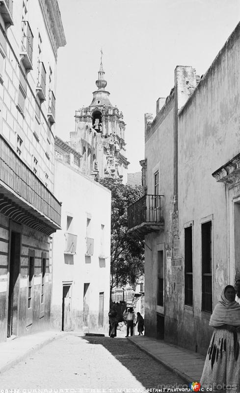Calle Ponciano Aguilar con el Templo de la Compañía al fondo (por William Henry Jackson, c. 1888)