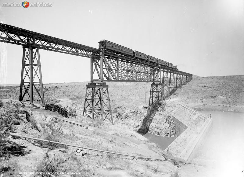 Puente del ferrocarril cerca de Encarnación (por William Henry Jackson, c. 1887)
