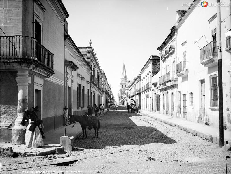 Calle en Guadalajara (por William Henry Jackson, c. 1887)