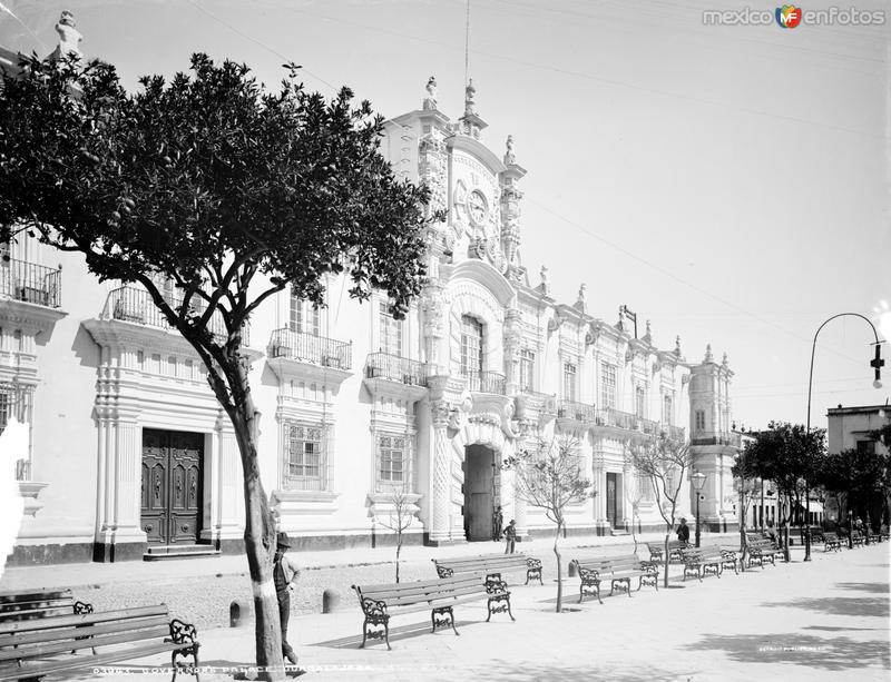 Palacio de Gobierno (por William Henry Jackson, c. 1887)