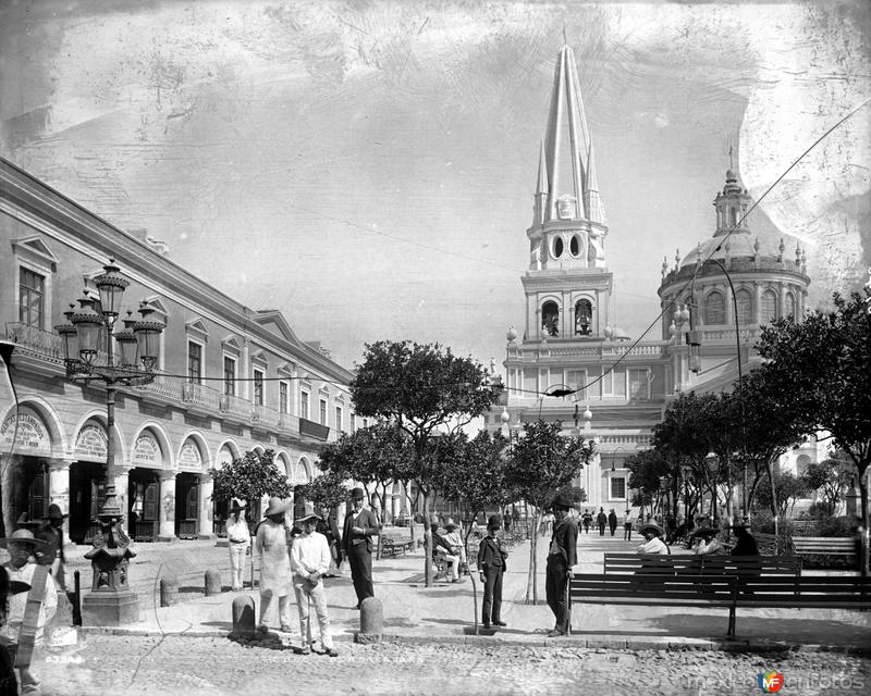 Plaza de Armas y Catedral de Guadalajara (por William Henry Jackson, c. 1887)