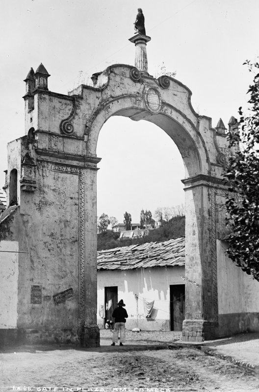 Arco en la Plaza de Amecameca (por William Henry Jackson, c. 1887)