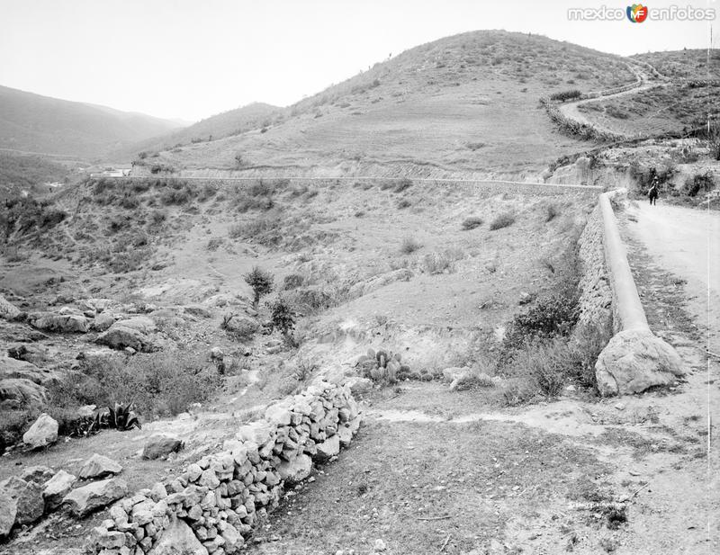 Cruce de carreteras cerca de Villar (por William Henry Jackson, c. 1888)