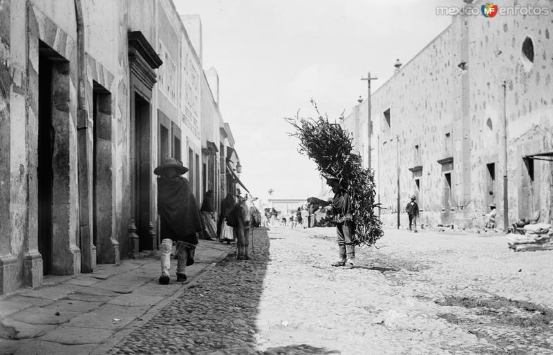 Cargadores en una calle de San Luis Potosí (por William Henry Jackson, c. 1888)