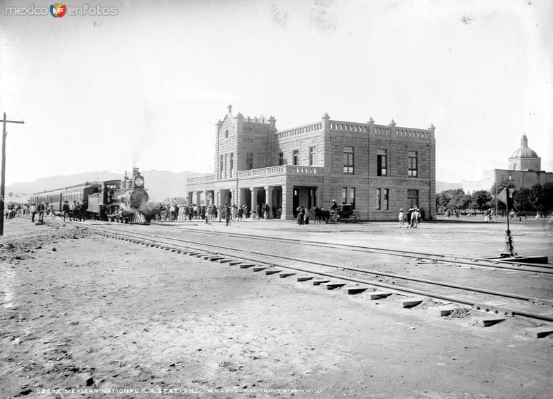 Estación del Ferrocarril Nacional (por William Henry Jackson, c. 1888)