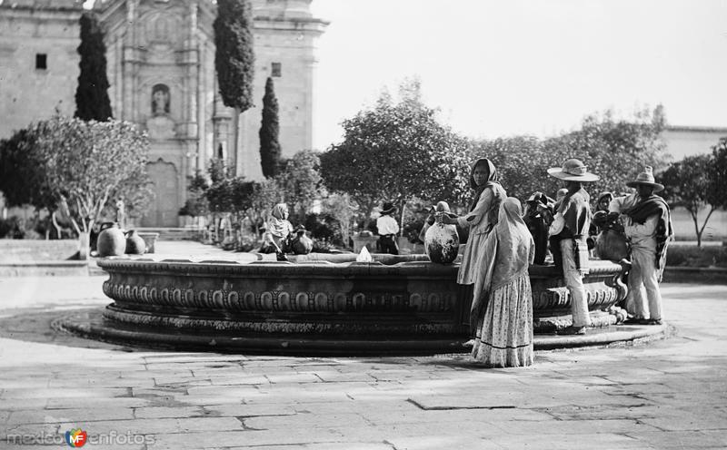 Fuente frente a la Iglesia de Guadalupe (por William Henry Jackson, c. 1888)