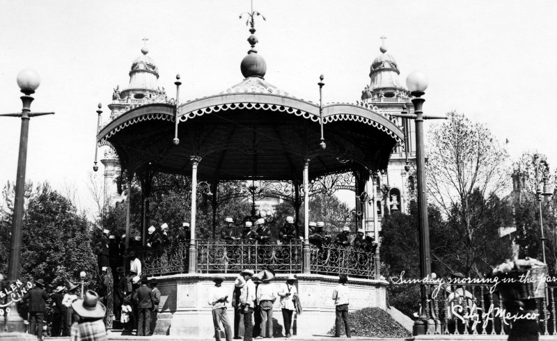 Kiosco en el Zócalo y Catedral Metropolitana al fondo