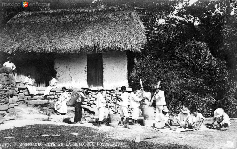 Morteando café en la Huasteca Potosína