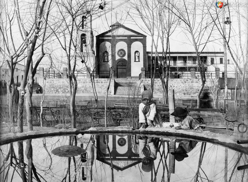 Misión de Guadalupe y fuente con niños en la Plaza de Armas (por Howard C. Tibbitts, 1907)