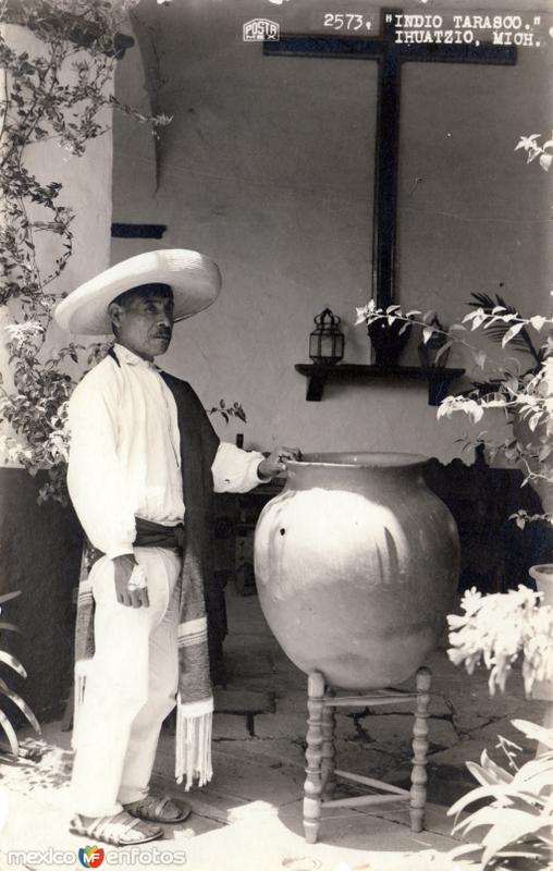 Indio Tarasco con un jarrón de agua