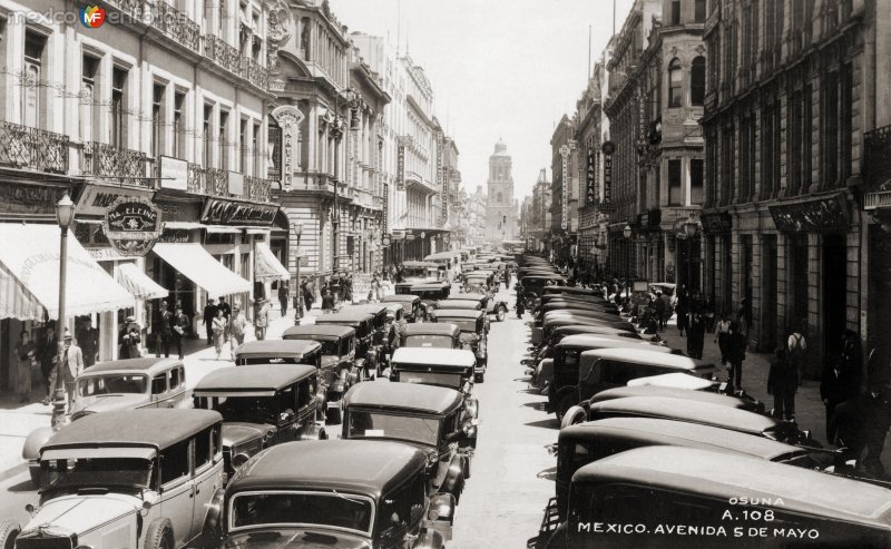 Autos en la Avenida 5 de Mayo