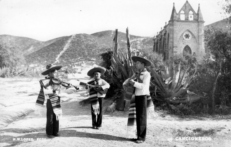 Templo de Lourdes y mariachis