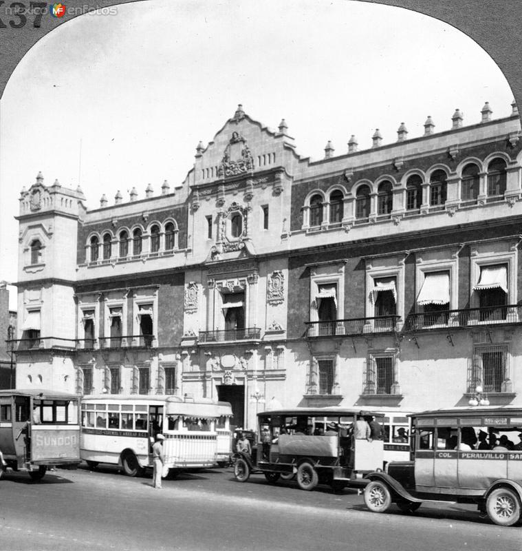 Autobuses frente al Palacio Nacional