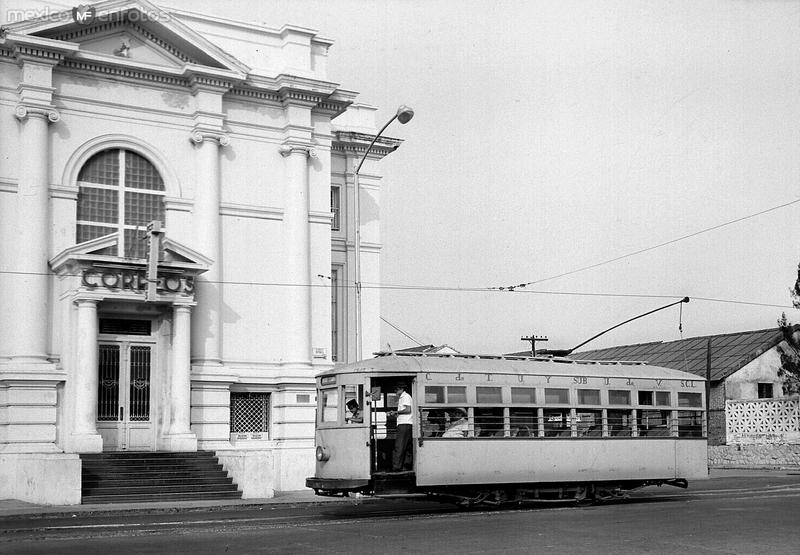 Tranvía frente al edificio de correos (1969)