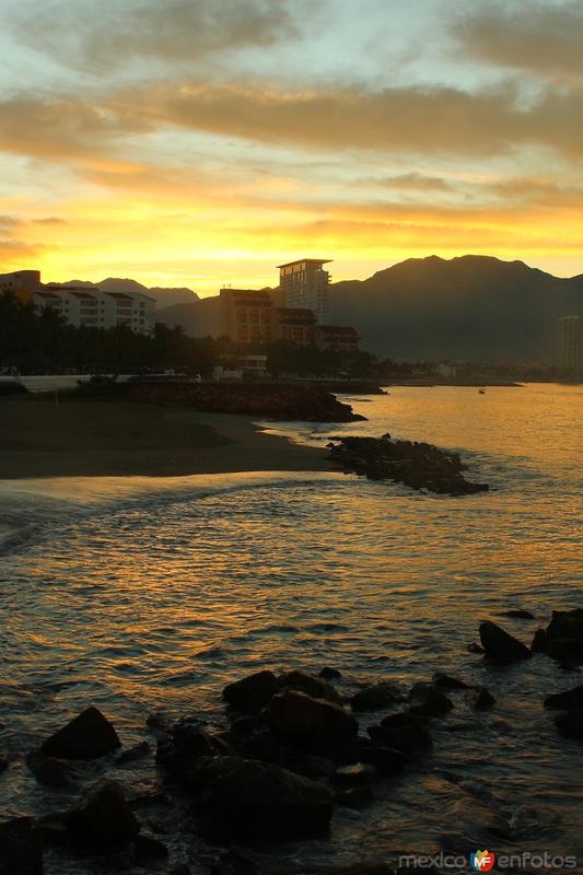 AMANECER EN PUERTO VALLARTA...2014