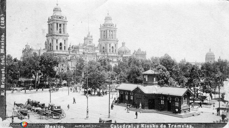 Catedral y kiosco de los tranvías en el Zócalo (c. 1903)