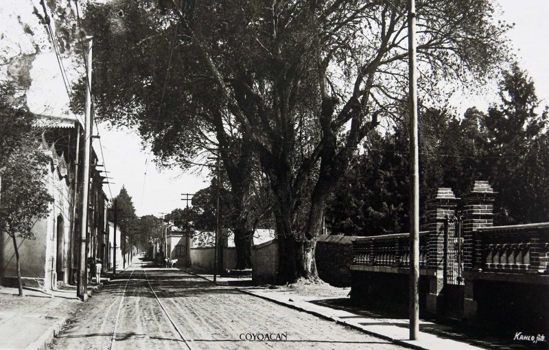 UNA CALLE DE COYOACAN por el fotografo FEDERICK KAHLO