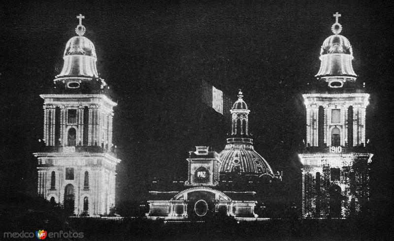 Iluminación de la catedral durante la celebración del Centenario