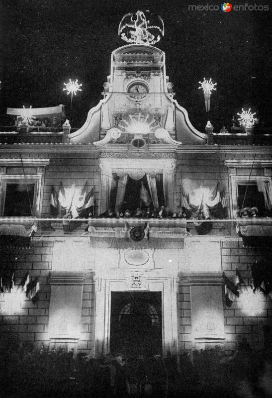 Porfirio Díaz dando el Grito de Dolores en el Palacio Nacional (1910)