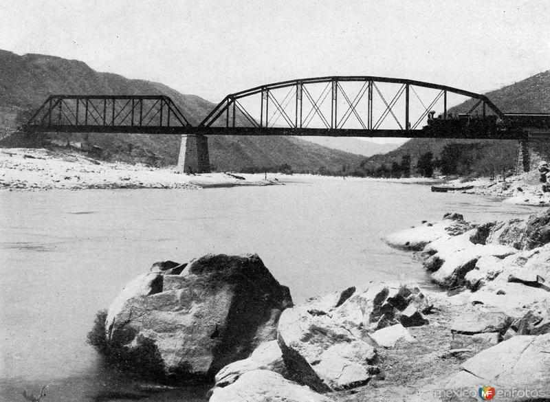 Puente sobre el Río Balsas