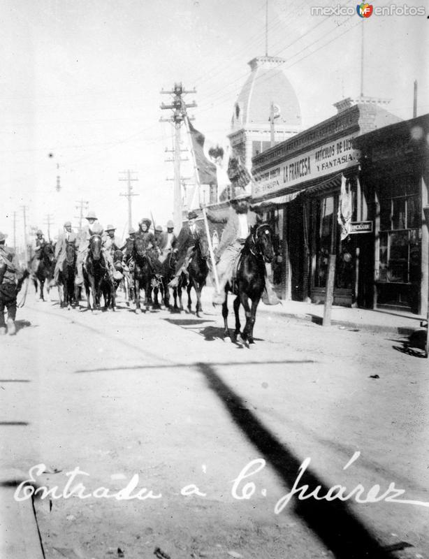 Gral. Roque González y otros revolucionarios entrando en Ciudad Juárez (Bain News Service, c. 1913)
