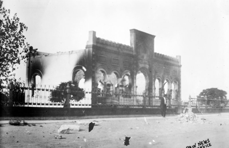 Biblioteca destruida durante la batalla de Ciudad Juárez (Bain News Service, 1911)