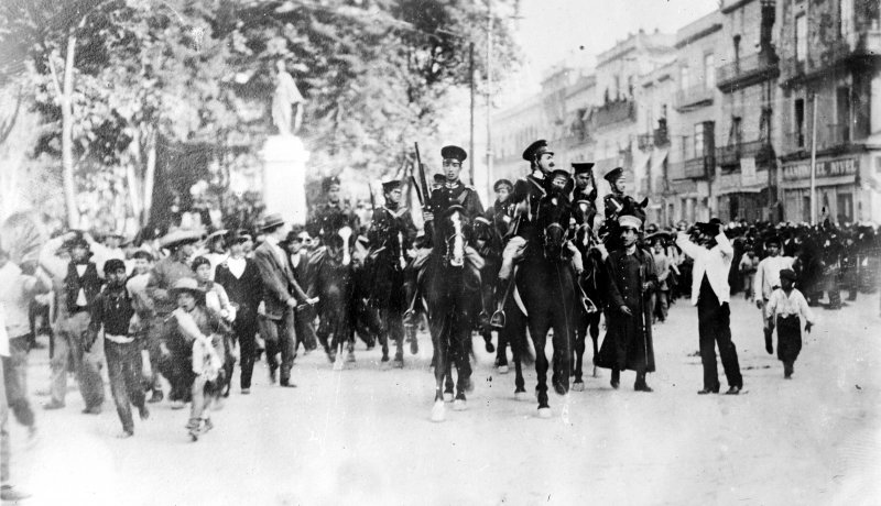 Cadetes de Tlalpan en camino al Palacio Nacional durante la Decena Trágica (Bain News Service, c. 1913)