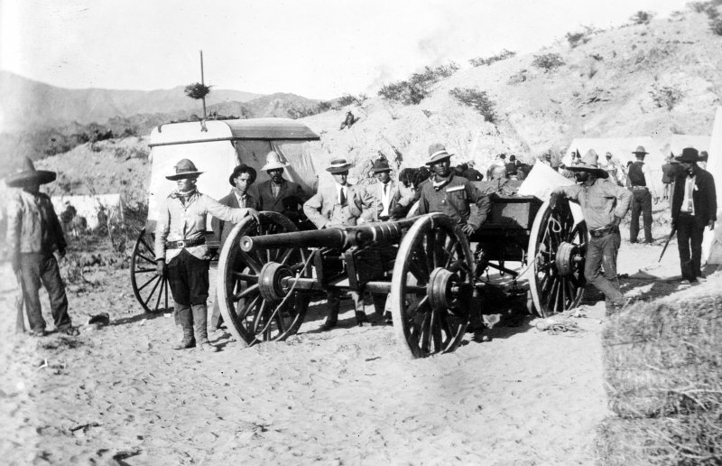 Cañón hecho por los revolucionarios cerca de Ciudad Juárez (Bain News Service, c. 1911)