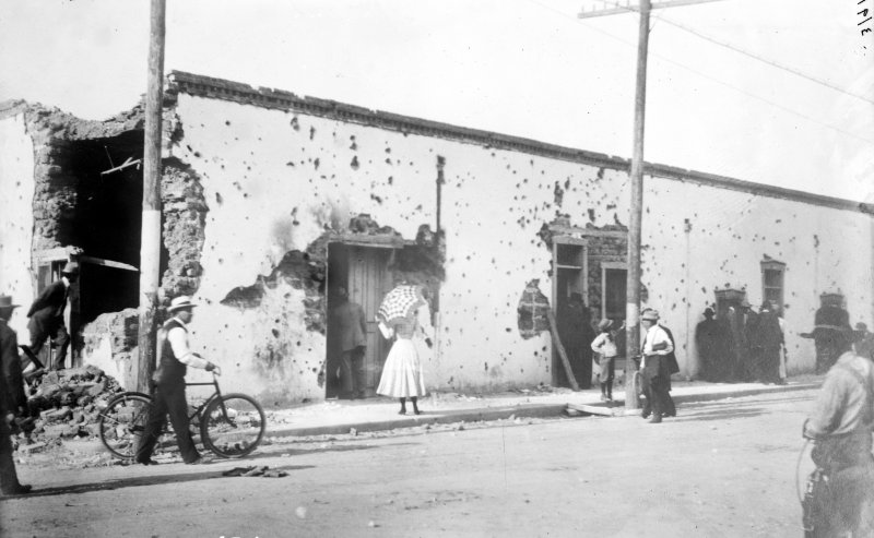 Casa destrioda durante la batalla de Ciudad Juárez (Bain News Service, 1911)