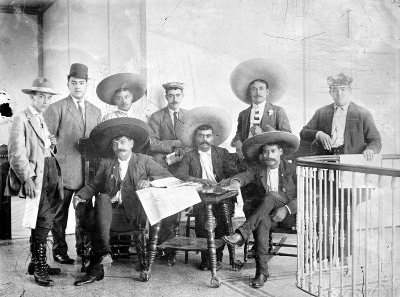 Emiliano Zapata y otros revolucionarios en la Ciudad de México (Bain News Service, 1911)