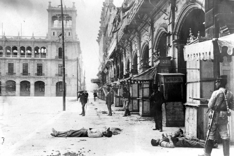 Enfrentamiento en las calles de la Ciudad de México (Bain News Service, c. 1913)