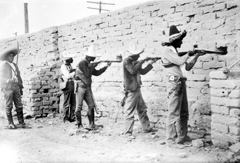 Fortificación de adobe durante la batalla de Ciudad Juárez (Bain News Service, 1911)