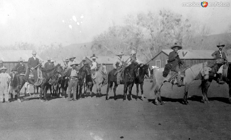 Grupo de revolucionarios (Bain News Service, c. 1914)