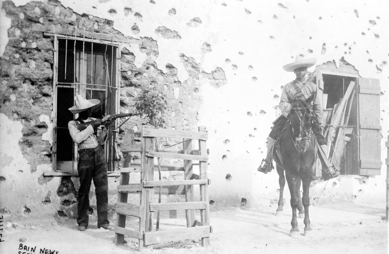 Huellas de balas en una casa de adobe en Ciudad Juárez (Bain News Service, c. 1911)