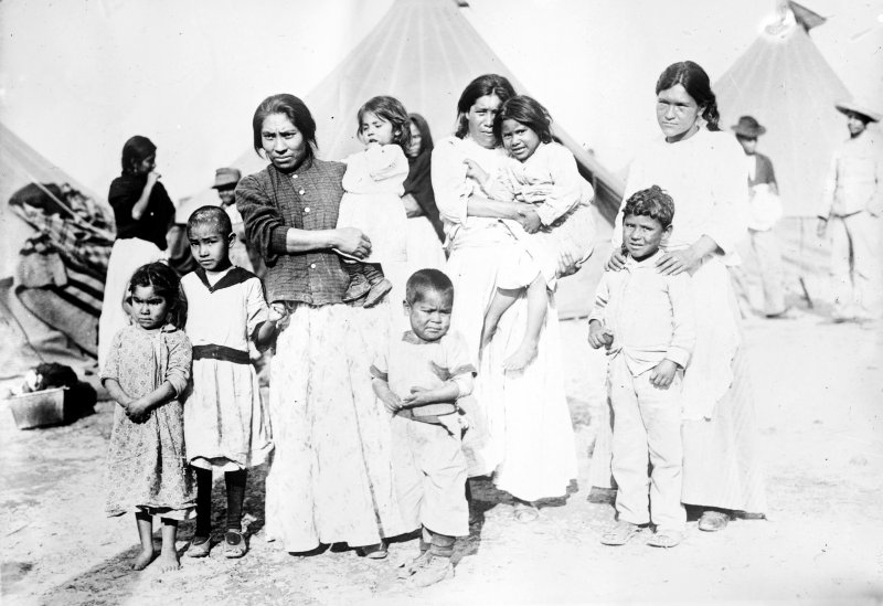 Matilde Martínez y su familia, desplazados de la revolución en Chihuahua (Bain News Service, c. 1914)