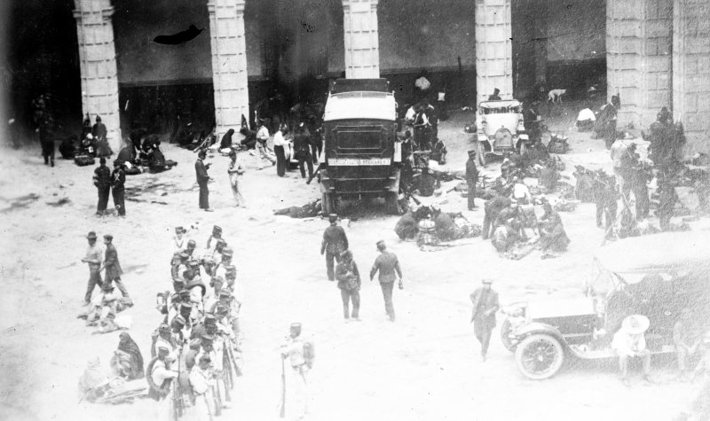 Muertos en el Palacio Nacional durante la Decena Trágica (Bain News Service, c. 1914)