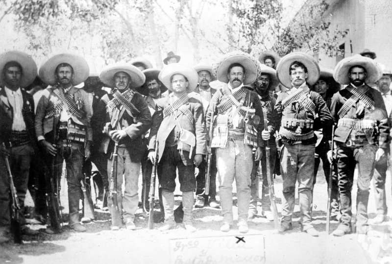 Pancho Villa y otros revolucionarios en la Hacienda de Bustillos, Chihuahua (Bain News Service, c. 1913)