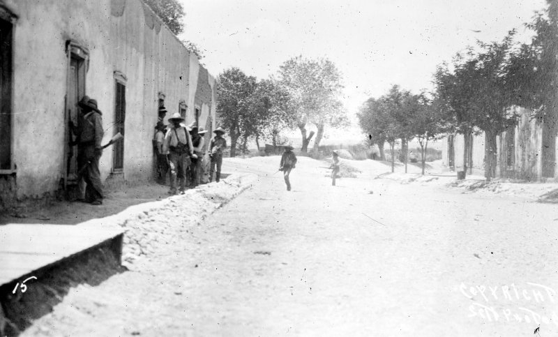 Revolucionarios durante la batalla de Ciudad Juárez (Bain News Service, 1911)