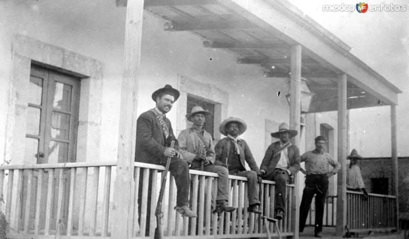 Revolucionarios en un rancho (Bain News Service, c. 1914)