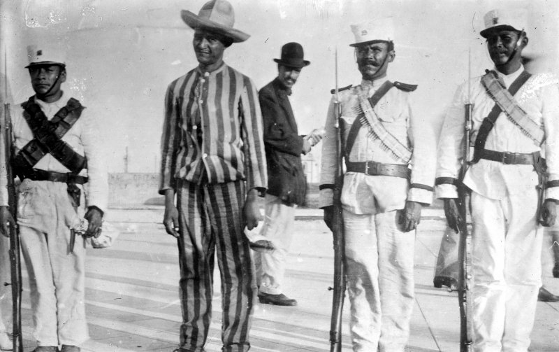 Soldados con un prisionero (Bain News Service, 1914)