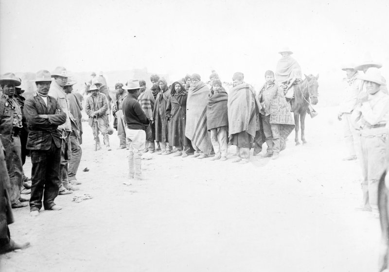 Soldados federales capturados durante la batalla de Ojinaga (Bain News Service, c. 1914)