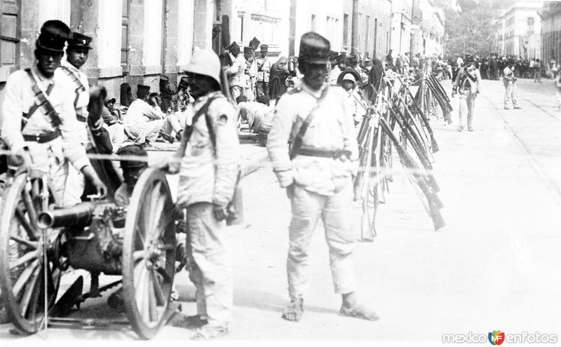 Tropas en la Calle de Revillagigedo en la Ciudad de México durante la Decena Trágica (Bain News Service, 1913)