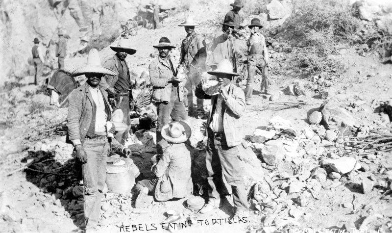 Un grupo de revolucionarios comiendo tortillas (Bain News Service, c. 1914)